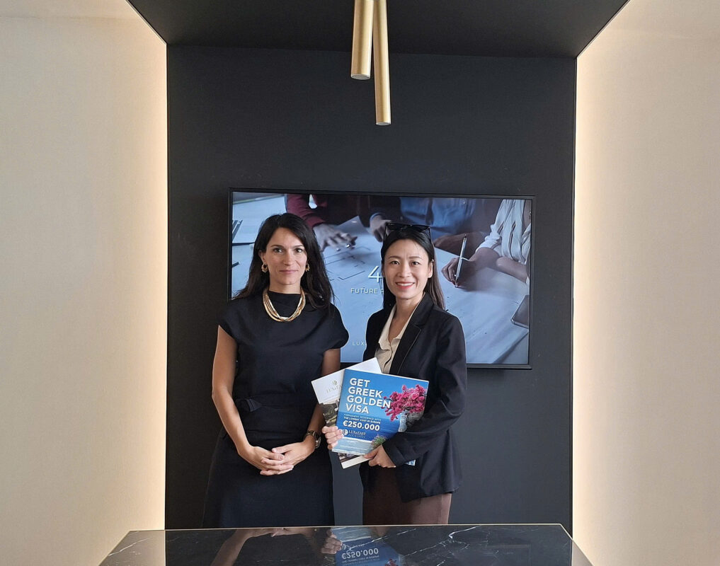 Đối tác Lux and Easy tại văn phòng ở Athens, Hy Lạp cùng đại diện AT Express