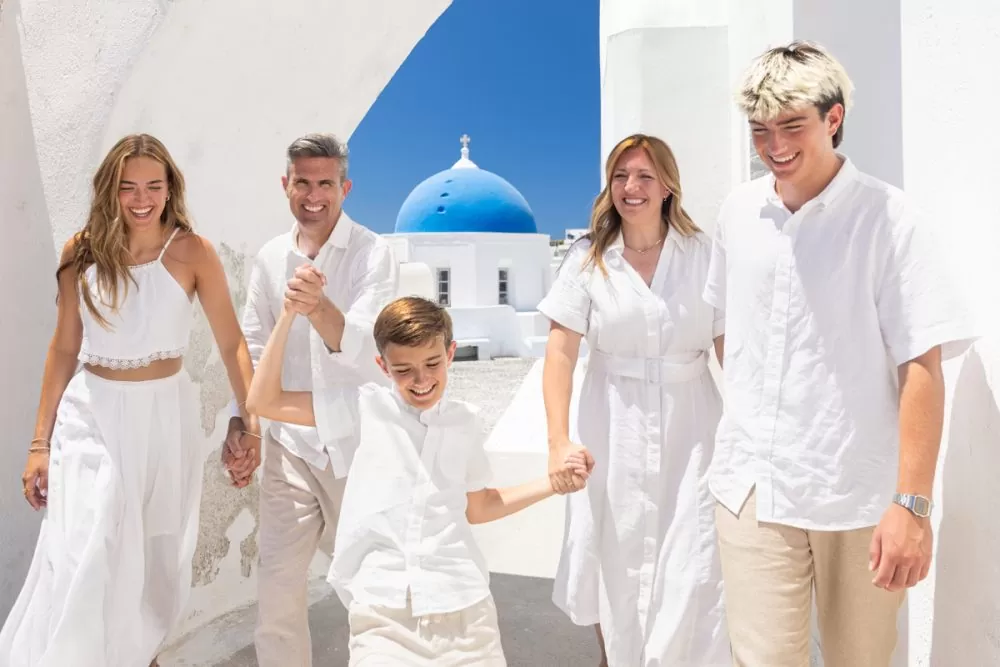 Gia đình hạnh phúc dạo chơi tại Santorini minh họa bài viết bảo lãnh 3 thế hệ Golden Visa Hy Lạp