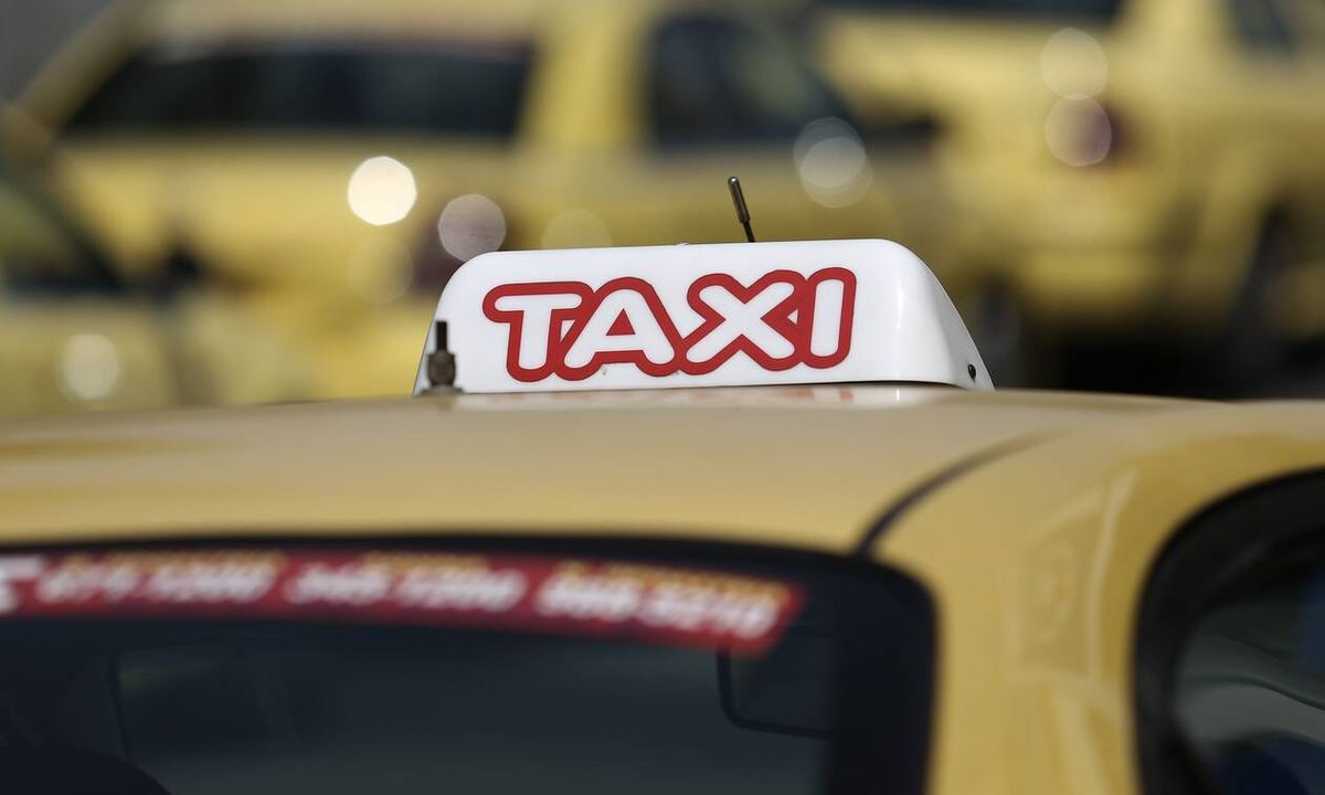 Hướng dẫn bảng giá cước, lưu ý tính tiền và chi phí taxi Hy Lạp khi di chuyển hàng ngày