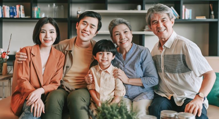 Gia đình ba thế hệ mỉm cười bên nhau minh họa bài viết đối tượng phù hợp đầu tư Golden Visa