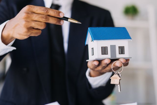 Mô hình nhà và chìa khóa nhà minh họa bài viết Hy Lạp gia hạn miễn VAT bất động sản