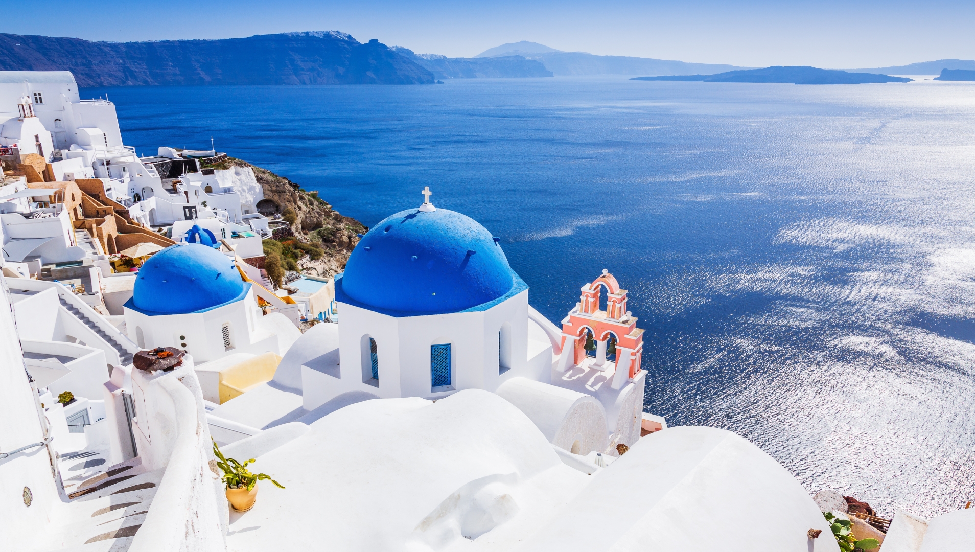 Cảnh quan nhà mái vòm xanh tại đảo Santorini minh họa bài viết kinh nghiệm lấy Golden Visa Hy Lạp