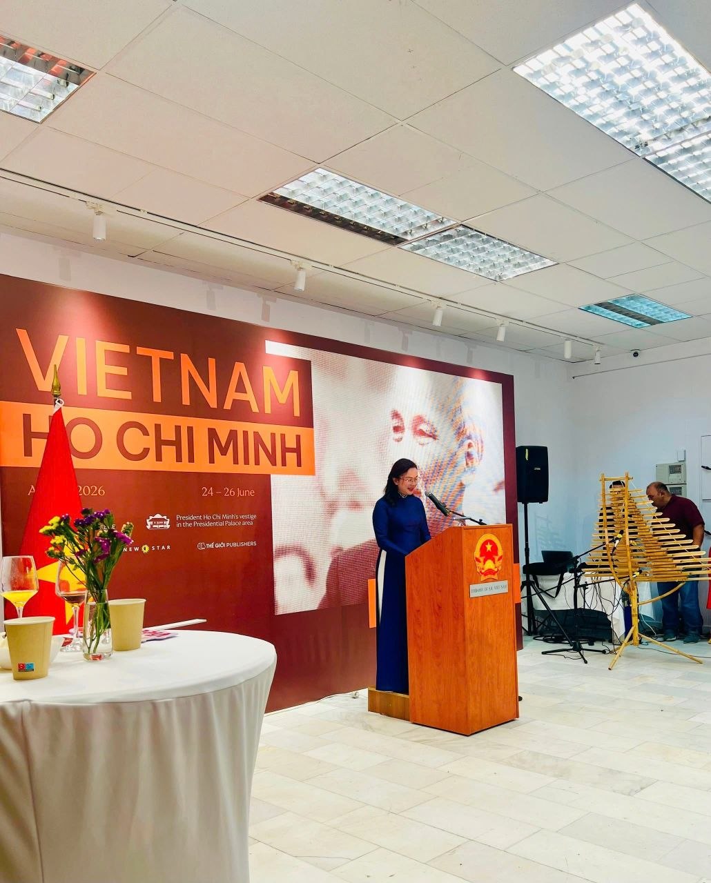 Đại biểu phát biểu tại bục sự kiện minh họa bài viết Ngày Việt Nam tại Hy Lạp