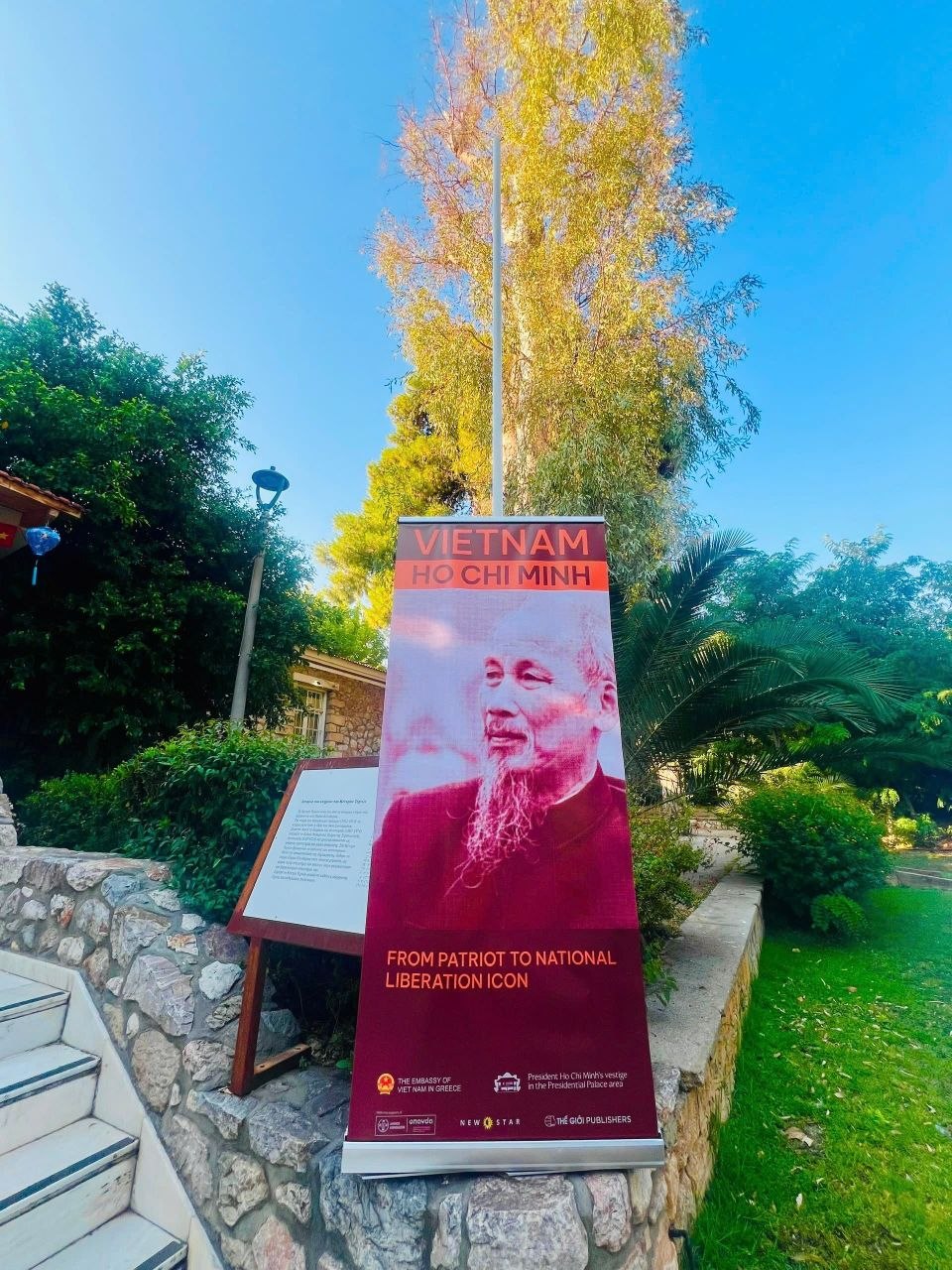 Standee triển lãm hình bác Hồ ngoài trời minh họa bài viết Ngày Việt Nam tại Hy Lạp